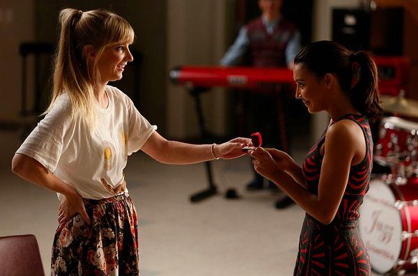 9. Glee — Santana'nın, tüm arkadaşlarının önünde Brittany'ye evlenme teklif etmesi.