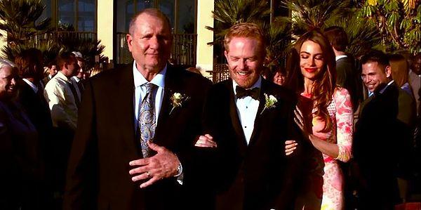 13. Modern Family — Cam ile düğünü sırasında Mitchell ve babasının birlikte yürümesi.