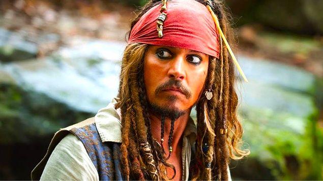 Öncelikle belgede, Johnny Depp'in "2018 yılında Heard'ün iftiraları dolayısıyla Karayip Korsanları filmindeki rolünü kaybetmesi" suçlamasıyla aldığı tazminat kararının kesin delillere dayanmadığı öne sürülüyor.