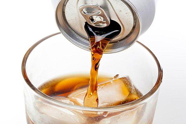 12. Diyet kola içmek beyninizi kötü yönde etkileyebilir.