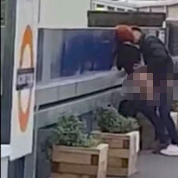 10. Londra'da metro istasyonunun önünde herkes içinde cinsel ilişkiye giren çift, etraftakiler tarafından kameraya alındı.