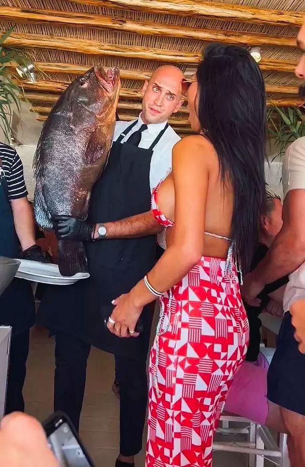 11. Nicole Scherzinger, 44. yaş günü sırasında mekandaki garsonun kendisine büyük bir balık hediye etmesinin sonucunda garsonu dudağından öpünce görenleri şaşırttı.