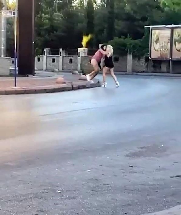 Birbirlerini yere yatırıp tekme, tokat ve yumruklarla kavga eden kadınlar o anlarda üstlerinin açılmalarına da aldırış etmediler.