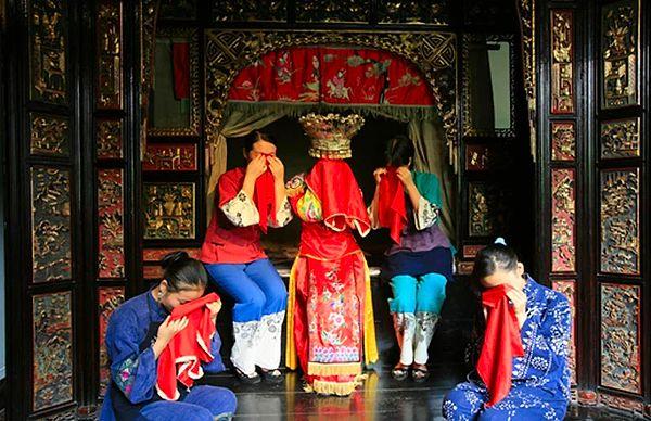 24. Düğünlerde mutluluk gözyaşları dökmek her ne kadar normal olsa da, Çin'de yaşayan Tujia halkı bunu bambaşka bir seviyeye çıkarıyor.