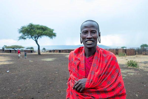 18. Kenya'da Masai kabilesinin düğünlerinde gelinin babası onayını göstermek için kızının yeni eşiyle köyü terk etmesinden önce göğsüne ve kafasına tükürüyor.