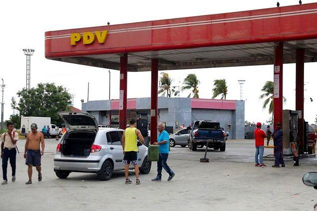 Türkiyeden önce son olarak Venezuela'ya bakalım. Malum enflasyonu çok yüksek yüzde 167,15 olan ülkede en büyük para birimi 100 Venezuela Bolivarı olurken benzinin litresi sıkı durun 0,100 bolivar ve bin litre benzin alınabiliyor.