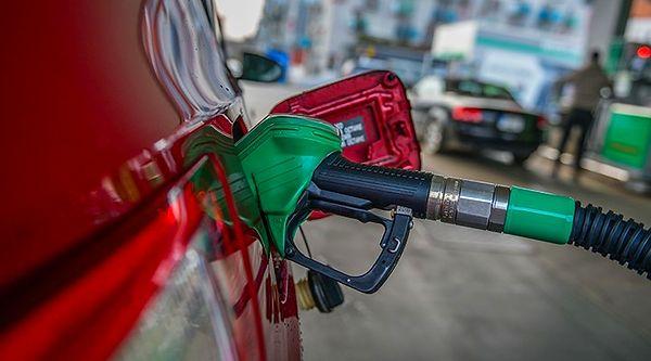 Türkiye'de en büyük para birimi 200 TL olurken, son dönemde enflasyondaki yükseliş ile dolaşımdaki miktarı da artarken, burada kaç litre benzin ettiğini hesaplayalım. 27,383 TL benzinin litresi olarak aldığımızda 7 litre benzin alabiliyoruz.