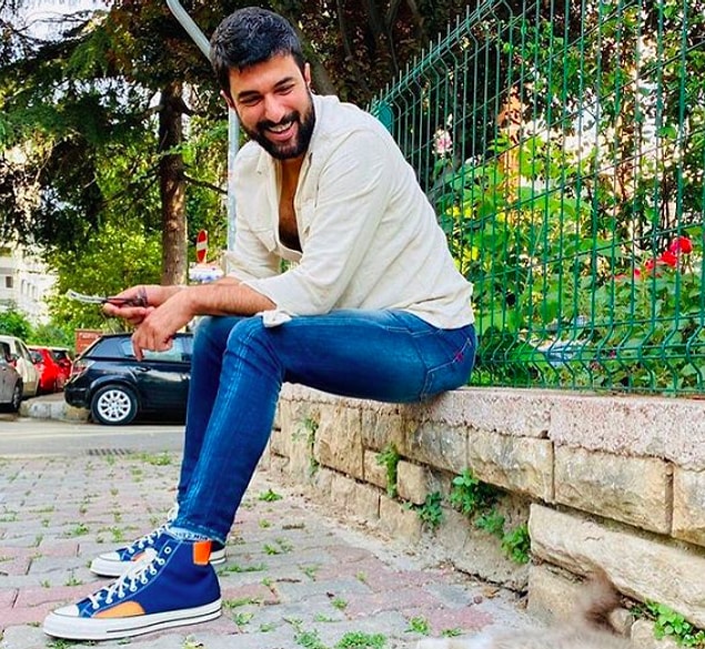Yabancı Damat ile hayatlarımıza giren Engin Akyürek'in başarılı performansını bilmeyenimiz yoktur... En az oyunculuğu kadar gündem olan özel hayatı da merakımızı çekmiyor değil!