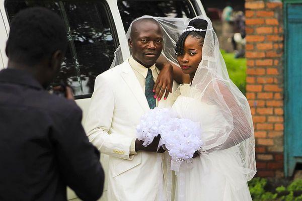 6. Kongo'da evliliği ciddiye aldıklarını kanıtlamak için gelin ve damat düğün boyunca gülümsemiyor.