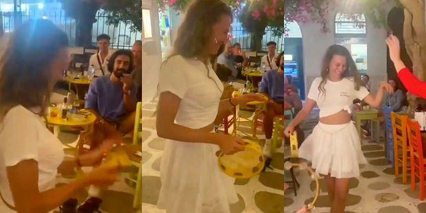 Yunanistan'a Tatile Giden Serenay Sarıkaya Tef Çalıp Oynadı, Sevgilisi Umut Evirgen Hayranlıkla İzledi