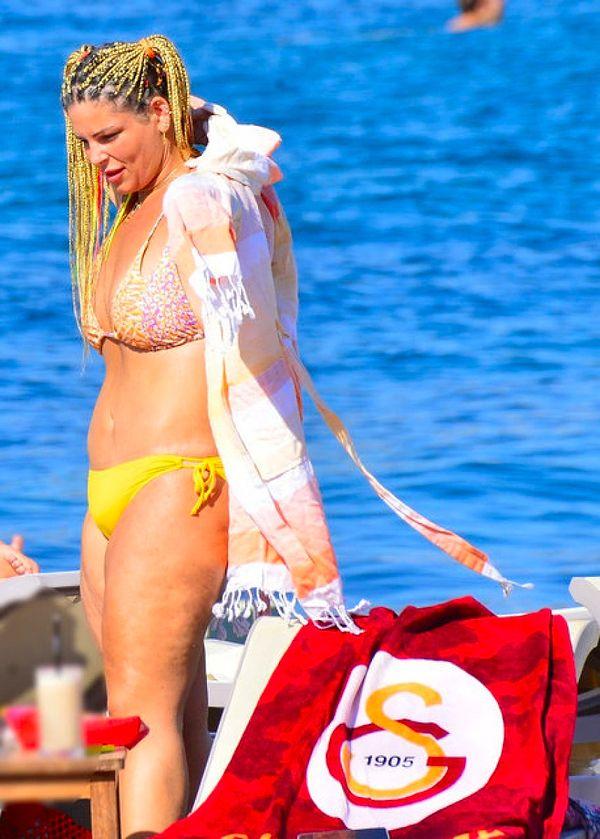 Plajda kameralara yansıyan oyuncu Öztekin'in tatil için seçtiği yer ise Bodrum Yalıkavak oldu. Renkli bikinisiyle dikkat çeken oyuncunun sürekli telefonuyla uğraştığı görüldü.