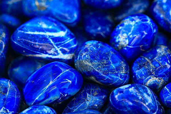 Mavi boya lapus luzili isimli bir madenden elde edilirdi.