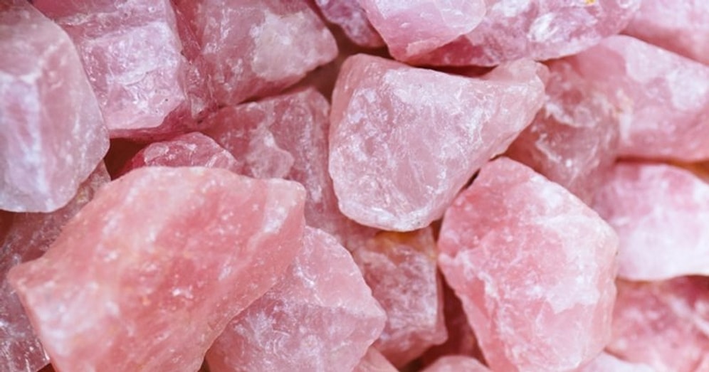 Aşkın ve Sevginin Taşı Pembe Kuvars: Pembe Kuvarsın Faydaları ve Tüm Özellikleri