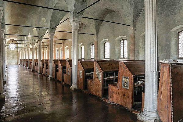 8. İtalya, Cesena'daki Malatesta Novello Kütüphanesi, dünyanın ilk halk kütüphanesi olarak kabul edilir.
