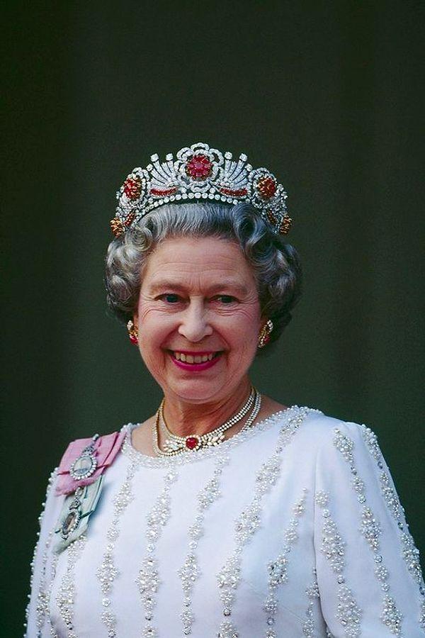 Bildiğiniz gibi 96 yaşında olan II. Elizabeth, 1952 yılından bu yana Kraliçe unvanını hakkıyla taşıyor. Hatta ve hatta ilerleyen yaşına rağmen onuruna düzenlenen tüm etkinliklere katılmaya devam ediyordu.