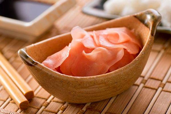 8. Geri yani zencefil turşusu sushinin üzerine konularak yenmez, sushi çeşitleri arasında geçişte tek başına tüketilir.