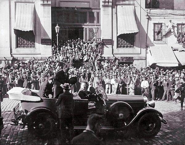 4. Gazi Mustafa Kemal Atatürk'ün makam aracından indiği an, İstanbul, 1928.