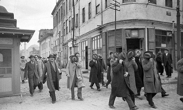 7. Yüzlerini gizleyen adamlar, İstanbul, 1934.