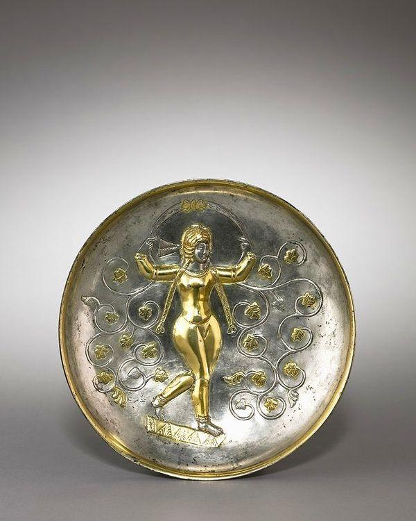 7. Pers mitolojisinde yer alan Tanrıça Anahita'nın tasvir edildiği gümüş tabak