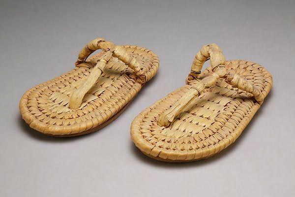 13. Mısır'da bir çocuk için yapılan sandaletler