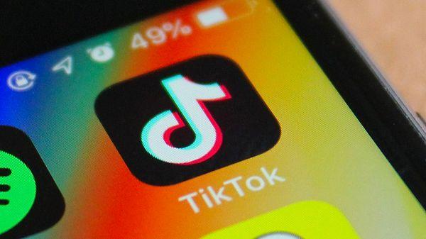 TikTok, canlı yayınların topluluk kurallarına uymaması durumunda, yani çıplaklık, cinsel faaliyet ve şiddet içermesi halinde platformdan kaldırılacağını söylüyor.