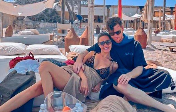 Hilal Altınbilek ve Metin Hara geçen sene Bozcada'da yaptıkları tatilden basına sızan fotoğraflar sonrası ilişkilerini itiraf etmişlerdi.