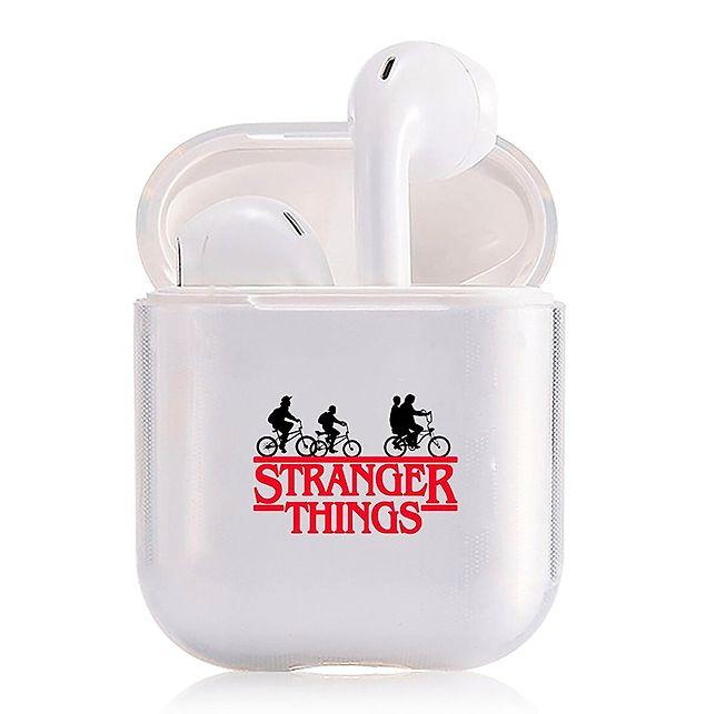 13. Kulaklık kabı Stranger Things baskılı olsun isteyenler için dizi tasarımlı şeffaf silikon kılıf...