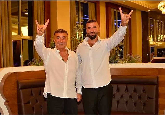 Hatta sonrasında suç örgütü lideri Sedat Peker'in Hikmet Tuğsuz'la olan fotoğrafını paylaşması ve Tuğsuz'un kendisini ziyarete geldiğini söylemesi dikkat çekmişti.
