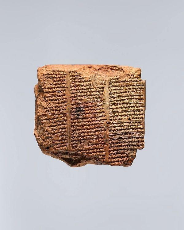 25. Büyülü taşların listesinin yazdığı çivi yazısı tablet