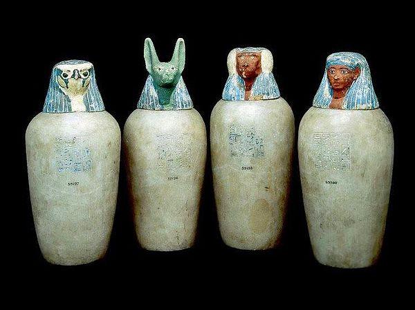 44. Horus'un dört oğlunu temsil eden kanopik kaplar