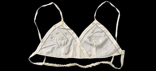 Sütyen hem şekil hem de terim olarak artık aktif olarak kullanılıp sözlüklere girdikten sonra Mary Phelps Jacob, 'backless brassiere' isimli ilk modern sütyen patentini 1913 yılında aldı.