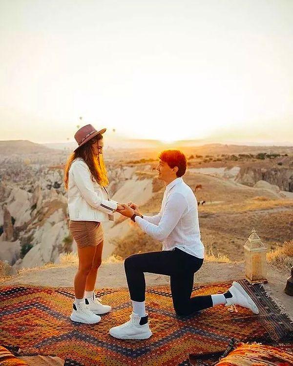 Bildiğiniz gibi Cedi Osman geçtiğimiz Eylül ayında sevgilisi Ebru Şahin'e Kapadokya'da evlenme teklif etmişti.