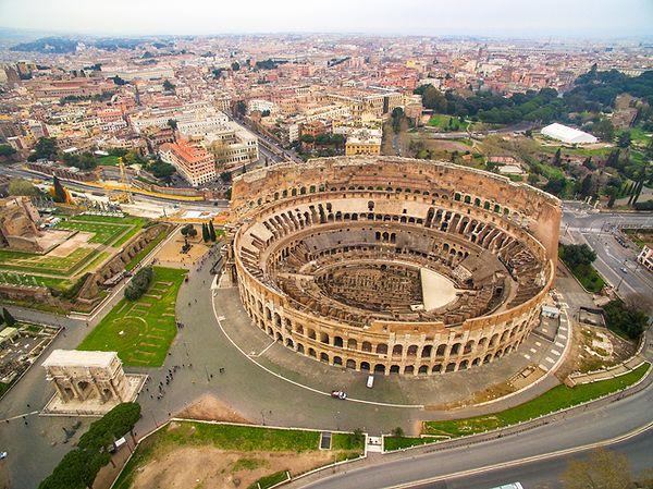 Kolezyum veya İtalyanca'daki 'Colosseo', bir zamanlar Roma İmparatorluğu'nun en büyük amfitiyatrosuydu.