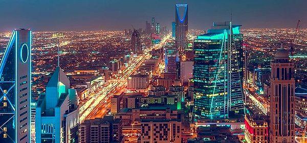 34 milyonun üzerinde nüfusa sahip olan Suudi Arabistan, Arap Yarımadası'nın en büyük ülkesi ve petrol kaynakları sayesinde Orta Doğu'nun en zengin ülkesi unvanını taşıyor.