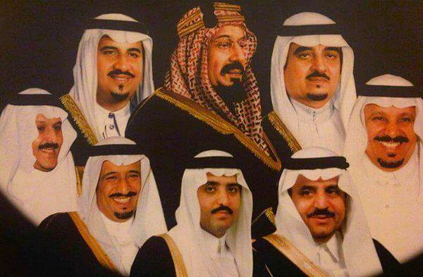 2. Selman ve aynı anneden olan 6 erkek kardeşi, Suudi Arabistan'da "Sudeyri Yedilisi" olarak tanındılar. Eski kralın en sevdiği eşlerinden Hassa Sudeyri'nin oğulları olarak tüm ülkede güç sahibi kabul ediliyorlardı.