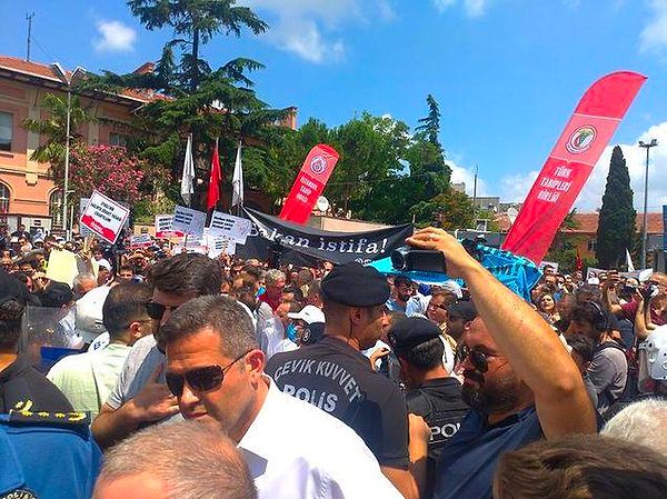 Protestolar boyunca polis, meslektaşları için eylem yapan doktorlara ise müdahalelerini sürdürdü.