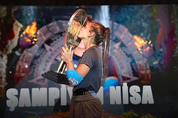 Survivor All Star 2022'nin şampiyonu Nisa Bölükbaşı olmuştu. Nisa'nın şampiyon olması sosyal medyada pek çok kişi tarafından tepki çekmiş, "yatarak şampiyon olunmaz" denmişti.