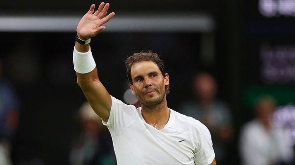 Sezonun üçüncü grand slami olan Wimbledon’da Taylor Fritz’i yenerek yarı finale yükselen Rafael Nadal, 4 saat 20 dakika süren maçta yaşadığı sakatlık nedeniyle turnuvadan çekildi.