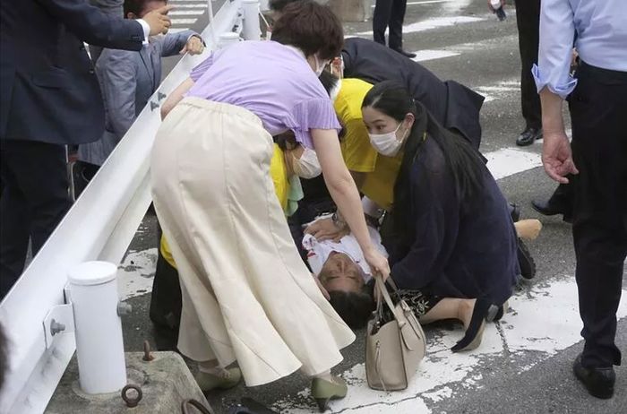 Silahlı Saldırıya Uğrayan Japonya Eski Başbakanı Abe Hayatını Kaybetti