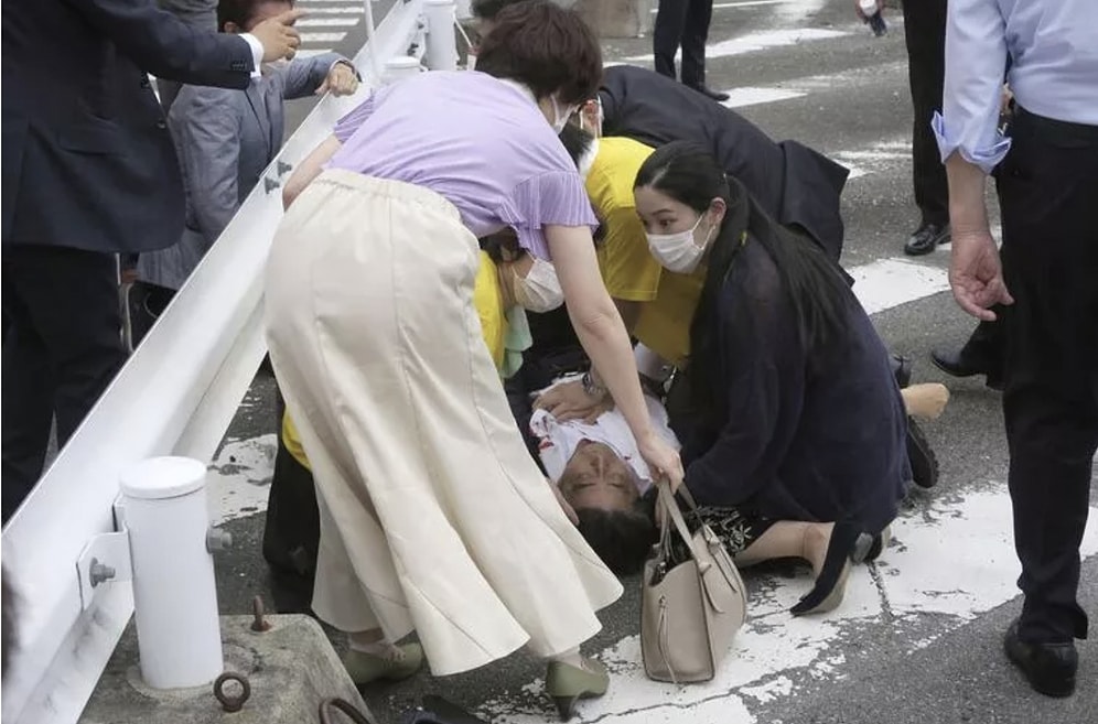 Silahlı Saldırıya Uğrayan Japonya Eski Başbakanı Abe Hayatını Kaybetti