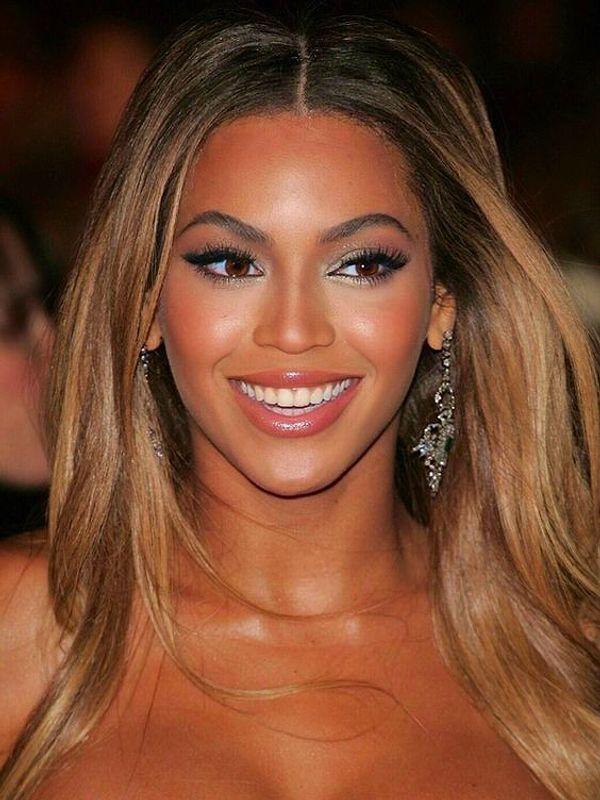 1. Beyonce kusursuz kaş görünümü için tutkal kullanıyor!