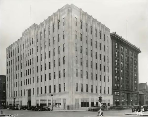 Bir telefon şirketi olan Indiana Bell'in merkezi 1907 yılında inşa edilen 11 bin ton ağırlığındaki 8 katlı bina içerisinde yer alıyordu.