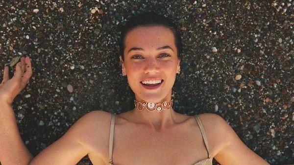 1. Sevilen oyuncu Pınar Deniz'in Instagram hikâyesinde 'dalgayı yedikten sonra' notuyla paylaştığı tatil pozu çok konuşuldu!