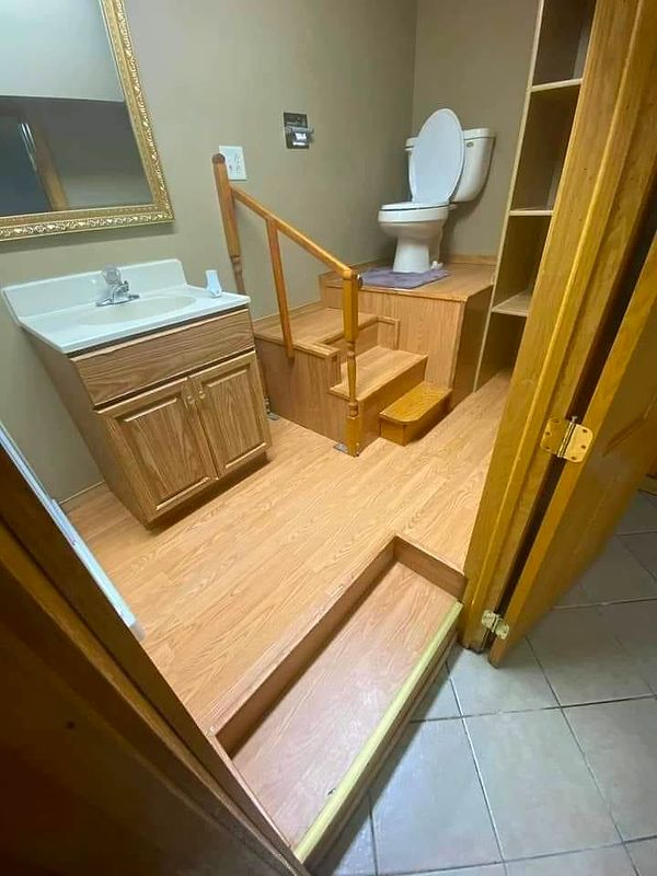 6. "Bir sürü merdivene sahip olan tuvalet."