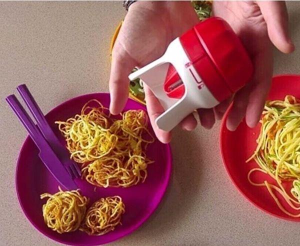 10. Popüler olan her ne kadar kabak spagetti olsa da istediğiniz her şeyi spagetti formunda doğrayabileceğiniz bir aparat ister miydiniz?