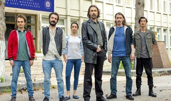 Polisiye dizi denildiği zaman akla gelen ilk yapımlardan birisi olan Behzat Ç. 2010-2013 yılları arasında 3 sezon sürmüş, 2019 yılında ise BluTV'de yayınlanmaya devam etmişti.