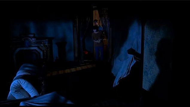 13. Psycho II filminde Norman ve Mary karakterleri Norman'ın annesinin odasına ilk girdiğinde, sağdaki duvarda Alfred Hitchcock'un bir silueti görünüyor.