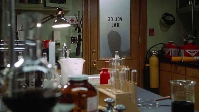 17. The Naked Gun'da, Polis Laboratuvarı kapısının etiketindeki garipliği fark ettiniz mi? 'Lab' içeriden okunabilir durumdayken, 'Police' yazısı dışarıdan okunuyor.