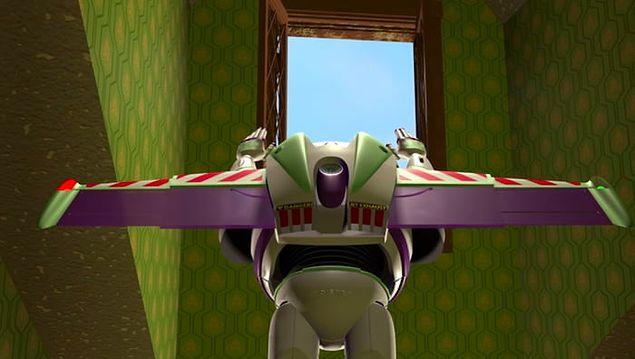 20. Toy Story'de (1995), Buzz Lightyear'ın uçmaya çalıştığı sahnede, kalçasındaki ©Disney yazısı dikkat çekiyor.
