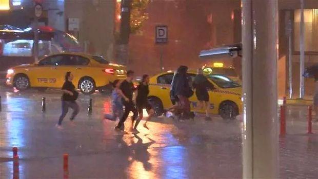 Türkiye Sele Teslim: İstanbul’da Bir Gecede 7 Binden Fazla Şimşek Çaktı